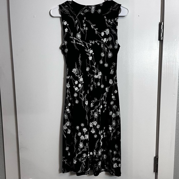 NWOT Hail3y:23 Womens Dress Size M Floral  Pullover Sleeveless Faux Wrap V-Neck - Picture 2 of 8